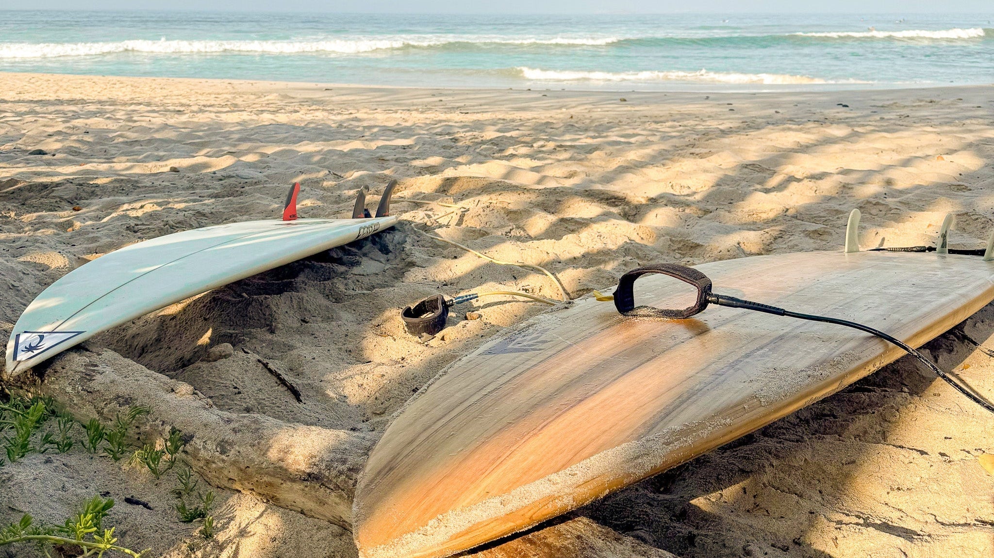urfer sitting on the beach in Mexico after a surf session — reflecting on flow, trust, and self-awareness