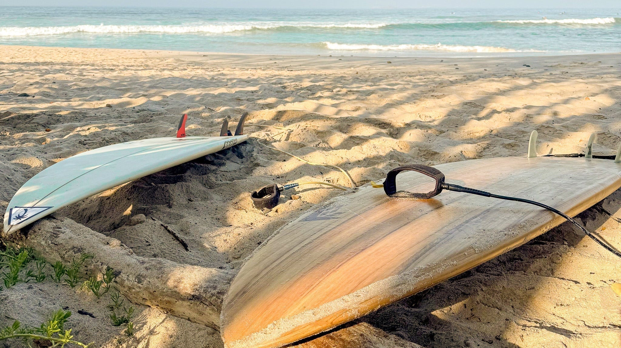urfer sitting on the beach in Mexico after a surf session — reflecting on flow, trust, and self-awareness