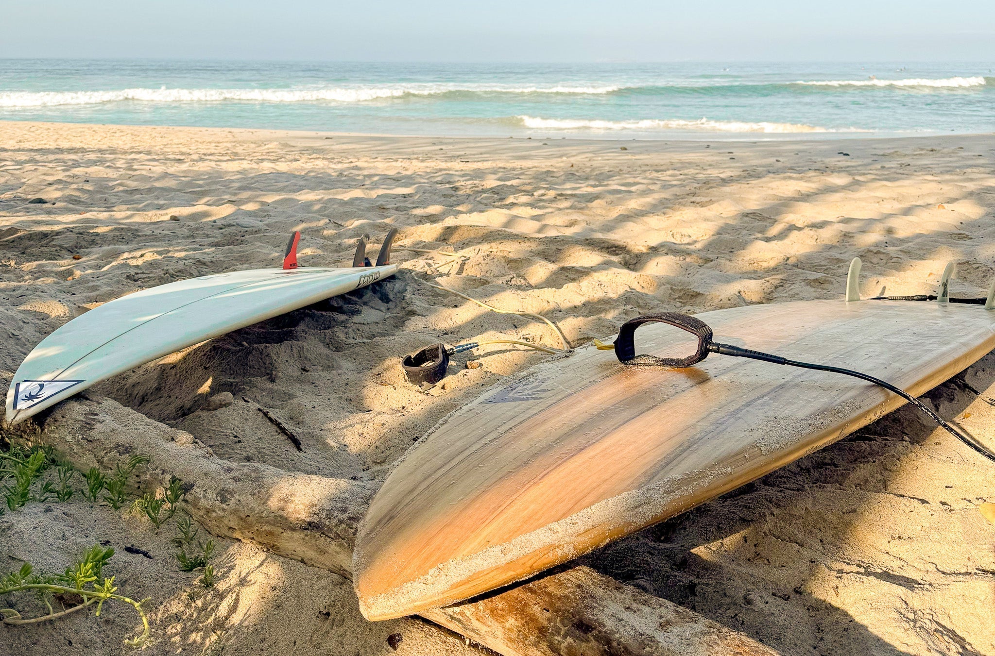 urfer sitting on the beach in Mexico after a surf session — reflecting on flow, trust, and self-awareness